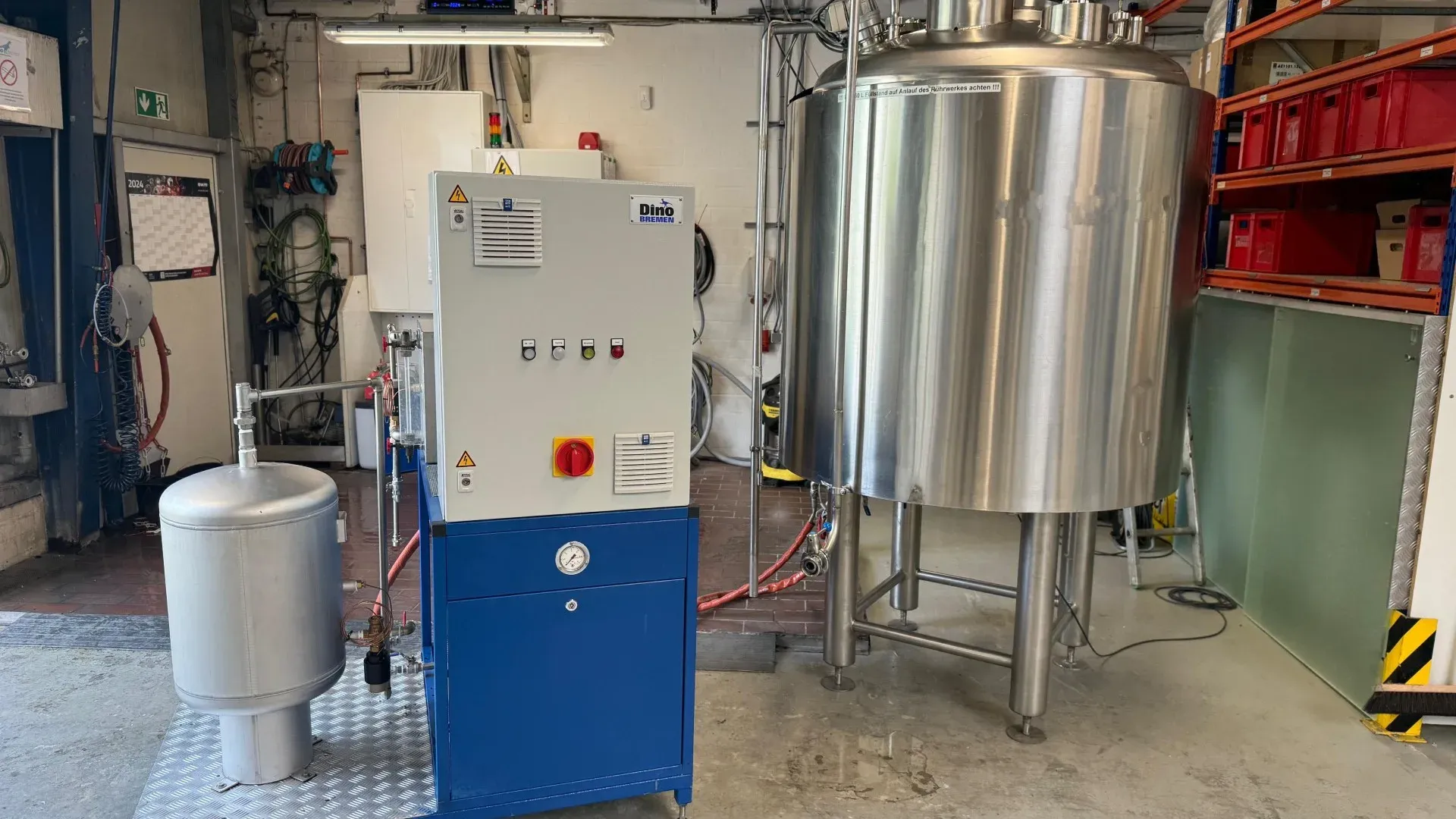 DINO Dampferzeuger con depósito a presión de acero inoxidable de Behälter KG en una planta piloto