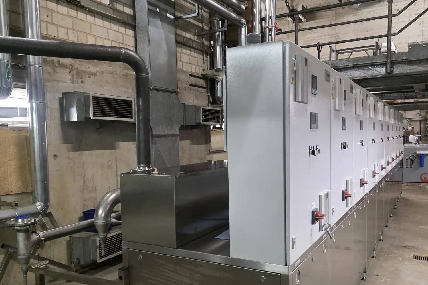 Fila de varios DINO Dampferzeuger eléctricos en una sala técnica