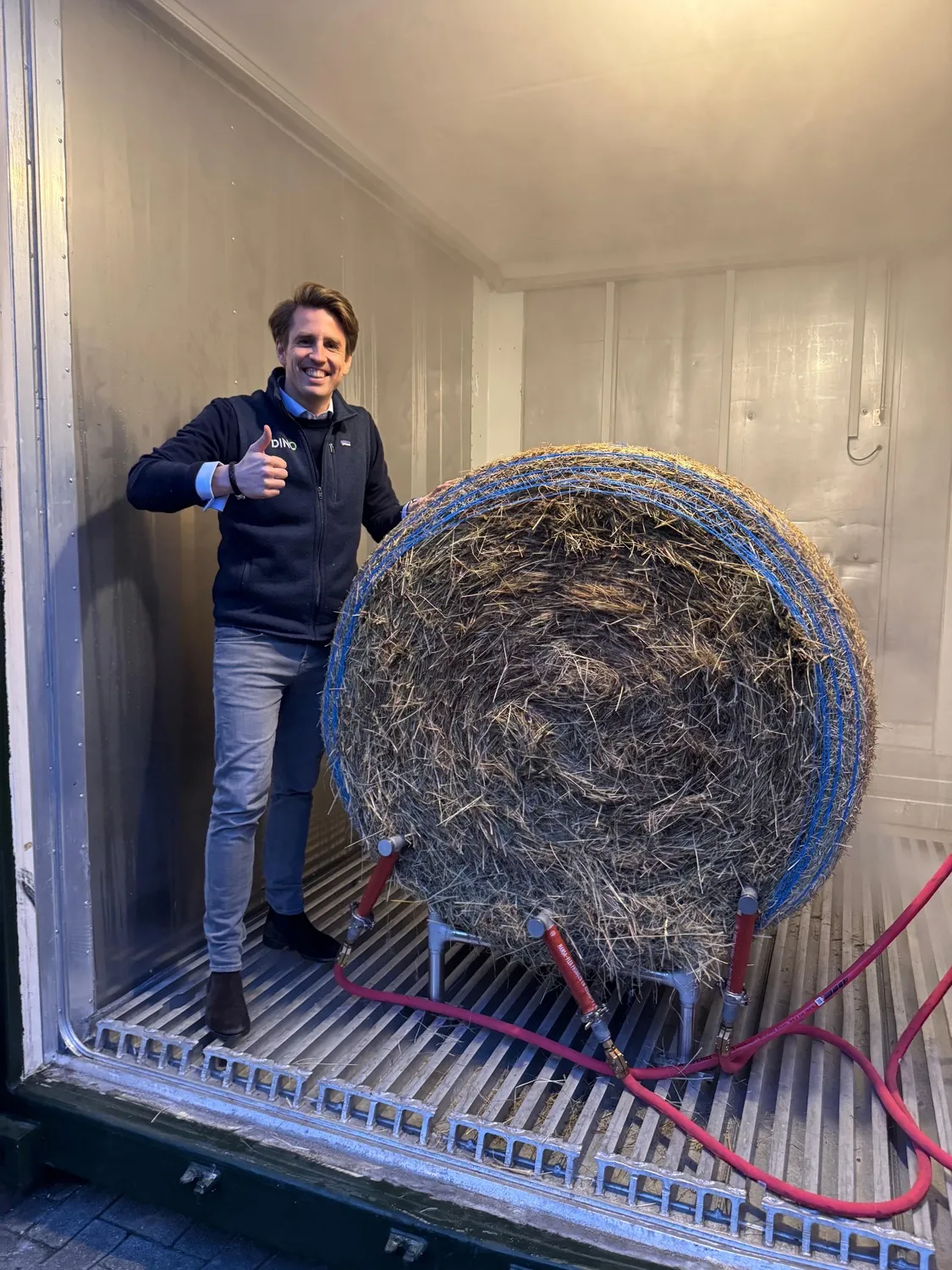 Frisch bedampfter Rundballen im DINO HAY STEAMER